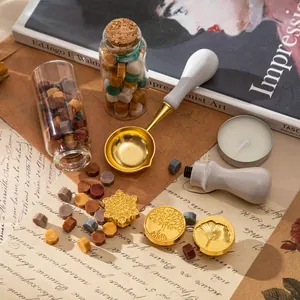 Vintage-Siegelwachs-Set mit bunten Perlen und Schmelzlöffel auf Retro-Papier