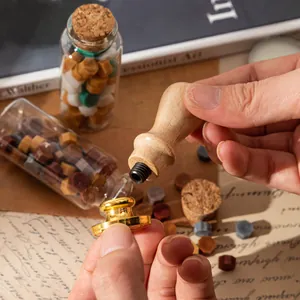 Vintage-Siegelstempel-Set mit Naturholzgriff und goldenem Messingstempelkopf für Briefe