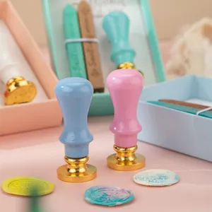 Elegante juego de sellos de lacre con mangos pastel y cabezales dorados para sellar regalos