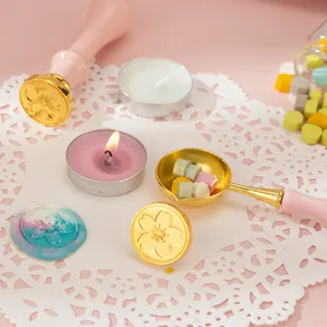 Elegante set de sellos de lacre Sakura con cuchara y perlas para el sellado de regalos románticos