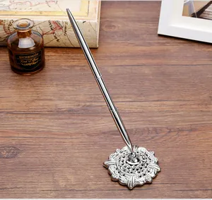 Elegante juego de bolígrafo de metal plateado con soporte de escritorio vintage grabado