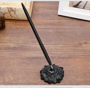 Vista detallada de elegante bolígrafo de escritorio de metal negro con base tallada