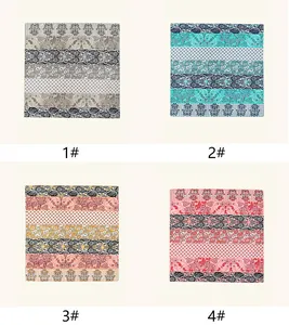 Foulards carrés imprimés aspect soie avec motifs cachemire et floraux variés.