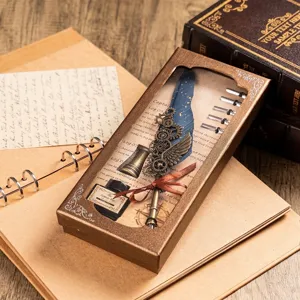 Set de pluma de ganso steampunk vintage con alas de engranaje y plumillas en caja