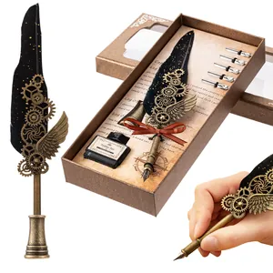 Detalle del set de pluma de ave steampunk vintage con engranajes y puntas de caligrafía