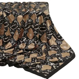 Carré de soie imprimé serpent tendance avec bordure noire et texture satinée