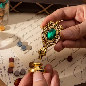 Sello de lacre vintage con mango de esmeralda verde para sellado de regalos elegante