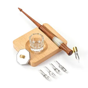 Set porte-plume oblique vintage avec base en bois et encrier en verre pour calligraphie.