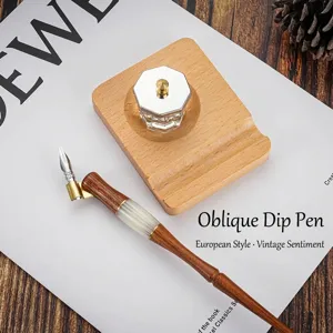Détail d'un ensemble de stylo plume vintage avec socle en bois et encrier en cristal