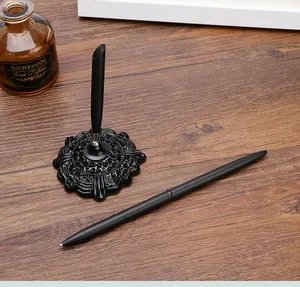Primer plano de un bolígrafo de negocios en metal negro con una base decorativa