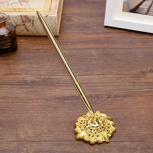 Elegante bolígrafo de escritorio de metal dorado con base ornamentada para oficina