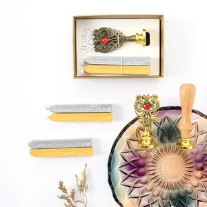 Elegantes Vintage Siegellack-Stempelset mit Drachengriff sowie Gold- und Silberwachsstiften.