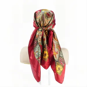 Élégant foulard en satin rouge à imprimé cachemire porté en foulard, vue de derrière