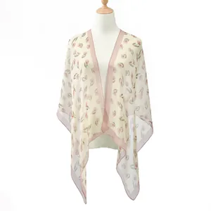 Leggero scialle estivo in georgette con stampa floreale drappeggiato su un manichino