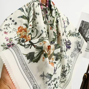 Detailweergave van een grote vierkante sjaal met uiterst elegante bloemenprints