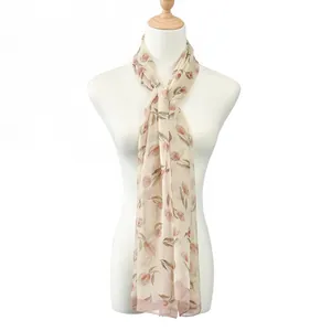 Sciarpa lunga in georgette con stampa floreale di tulipani rosa su manichino bianco.