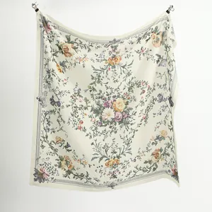 Volledig aanzicht van grote vierkante sjaal met elegante vintage bloemenpatronen.