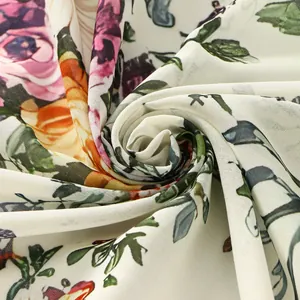 Close-up detail van kleurrijke bloemenprint stof met fijne weefselstructuur en patronen.