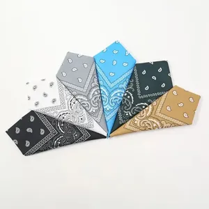 Set mit sechs farbenfrohen Bandanas mit Paisley-Muster für trendige Hip-Hop-Mode und Styling