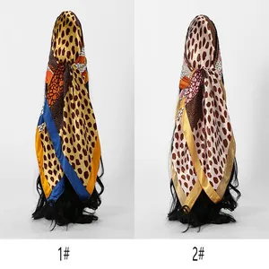 Deux carrés de soie satinés à imprimé léopard en différents coloris sur mannequins