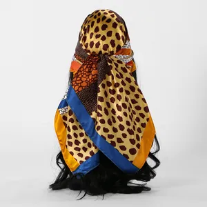 Vue arrière détaillée d'un carré de soie satiné à motif léopard porté en foulard