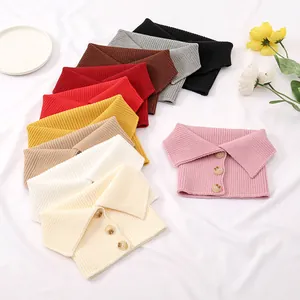 Vista detallada de cuellos de punto en varios colores con diseño de cierre de botones
