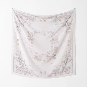 Eleganter bedruckter quadratischer Schal aus Bali-Garn, hängend an der Wand präsentiert