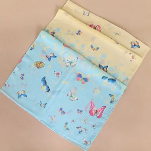 Gedetailleerd overzicht van lichte chiffon sjaals met levendige en kleurrijke vlinderprint.