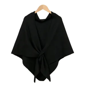 Elegante scialle a triangolo in maglia di poliestere nera con nodo frontale.