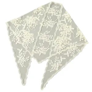 Eleganter weißer florale Spitze Dreieckstuch für Damen, modisches Accessoire im Märchenstil.