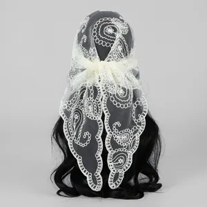 Detaillierte Rückansicht eines zarten weißen Spitzendreieckstuchs mit Paisley-Stickerei auf Haar
