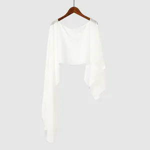 Détail du châle en mousseline blanche drapée montrant le tissu transparent élégant