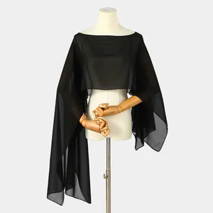Élégant châle cape en mousseline noire unie avec drapé asymétrique sur un mannequin