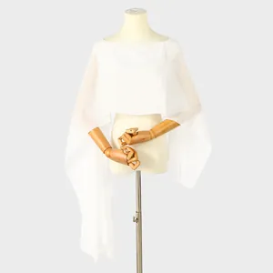 Vue détaillée d'un élégant châle cape en mousseline blanche pure sur mannequin