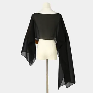 Vue arrière d'un élégant châle en mousseline noire avec un drapé fluide sur mannequin
