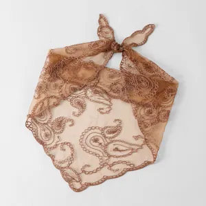 Eleganter brauner Spitzen-Dreiecksschal mit Paisley-Stickerei auf transparentem Stoff.