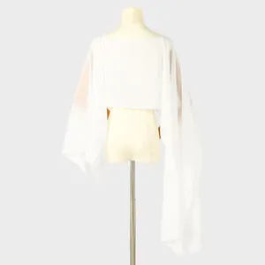 Vue arrière détaillée d'un châle en mousseline blanche transparente exposé sur un mannequin.
