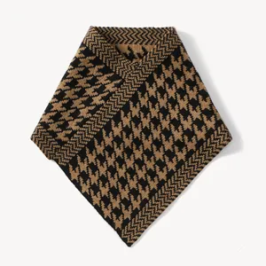 Vue détaillée d'un tour de cou en tricot chaud à motif pied-de-poule marron et noir.