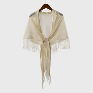 Vue détaillée du châle en maille dorée scintillante avec franges élégantes pour robe de soirée