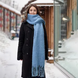 Detailansicht eines weichen blauen Kaschmir-Imitat-Schals mit Fransen im Winter