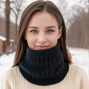 Zwarte gebreide nekwarmer sjaal voor de winter, warme outdoor halsbescherming.