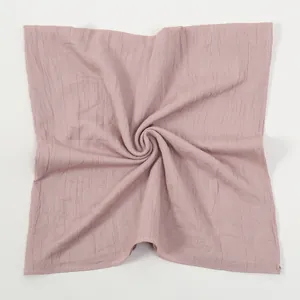 Primer plano de la textura arrugada del pañuelo de poliéster rosa palo en un remolino.