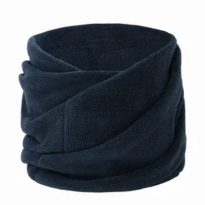 Primer plano de un calentador de cuello de forro polar azul marino suave