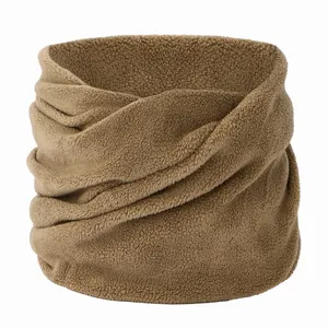 Primer plano detallado que muestra la suave textura del forro polar caqui de este braga cuello