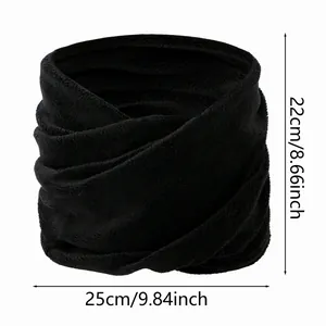 Vista detallada de un calentador de cuello de forro polar negro con medidas de 25 cm x 22 cm