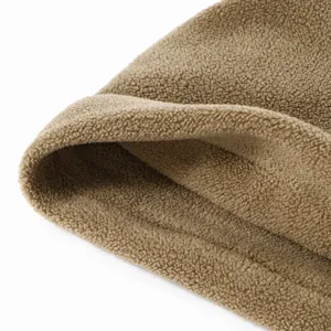Detalle macro de la textura de tela polar marrón que muestra material suave para el invierno