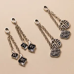 Detail van retro S925 zilveren lotus en gelukswolk kwastjes voor DIY-sieraden maken.