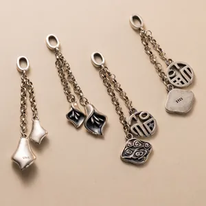 Detailopname van S925 zilveren retro kwastjes hangers voor DIY sieraden maken