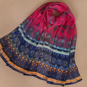 Detailopname van het complexe Indiase bloemenpatroon op deze lichte chiffon sjaal.