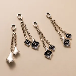 Detail van vintage S925 zilveren lotusblad kwastjes hangers voor DIY sieraden maken.